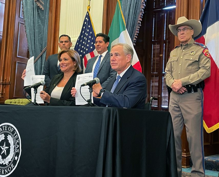 Eel gobernador Greg Abbott flexibilizó una medida en materia migratoria que fue la que provocó los atascamientos en algunos de los puertos comerciales de mayor actividad del mundo