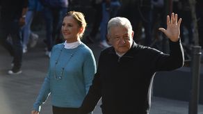 El presidente mexicano Andrés Manuel López Obrador, acompañado por su esposa Beatriz Gutiérrez.