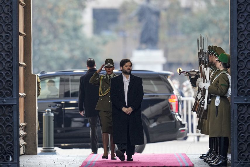 El mandatario&nbsp; chileno se vio obligado a dictar el estado de emergencia luego de que su principal coalición —formada por el Partido Comunista y el izquierdista Frente Amplio-- le negó los votos para aprobar un “estado intermedio.