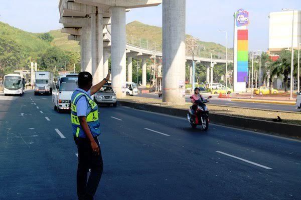 ATTT realiza operativo para agilizar flujo vehicular durante fin de año