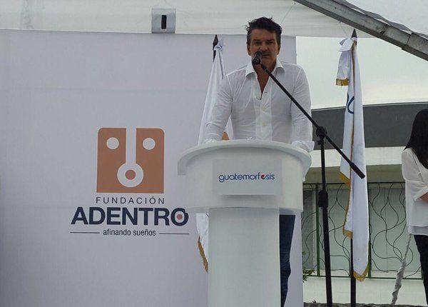 Ricardo Arjona inaugura su segunda escuela de música