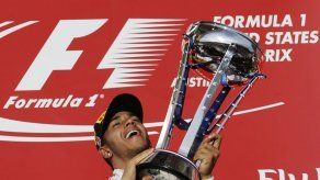 Hamilton gana con el Mercedes dominante y Alonso abandona Ferrari