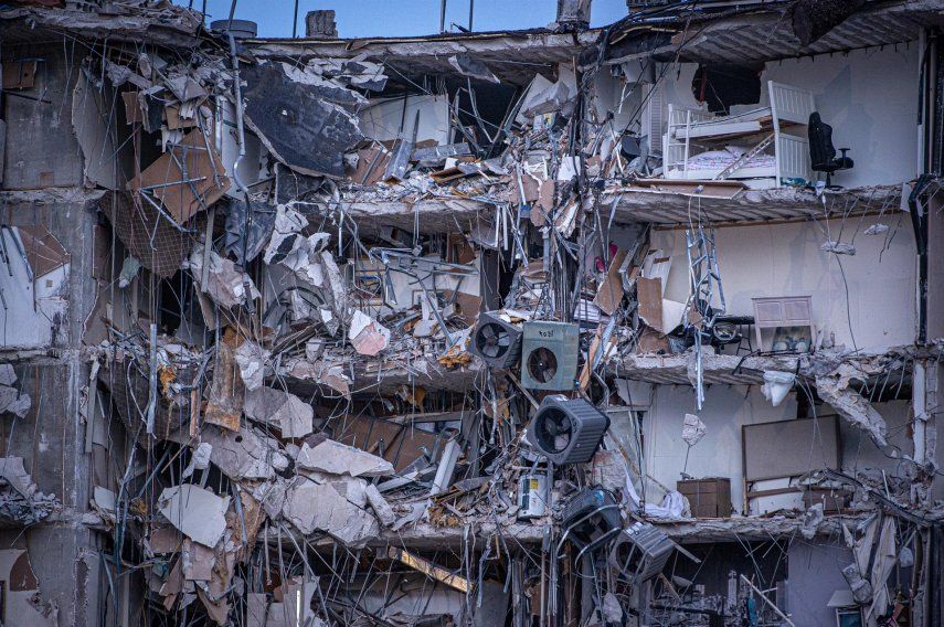 Vista exterior del edificio de 12 pisos derrumbado parcialmente hoy