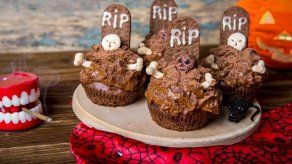 Prepara unos escalofriantes cupcakes en forma de cementerio