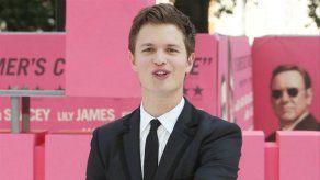 Ansel Elgort descubre las bondades de la exfoliación gracias a Pharrell Williams