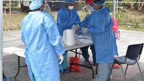 Personal de Salud realiza jornadas de toma de hisopados para detectar casos positivos de covid-19.