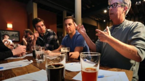 Jesús y cerveza: Grupos religiosos mezclan fe y cerveza fría