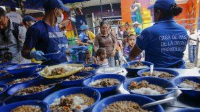 La oposición asegura que ha logrado llevar 800 toneladas de ayuda a Venezuela