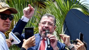 Presidente de Costa Rica encabeza marcha contra fiscal que lo investiga.