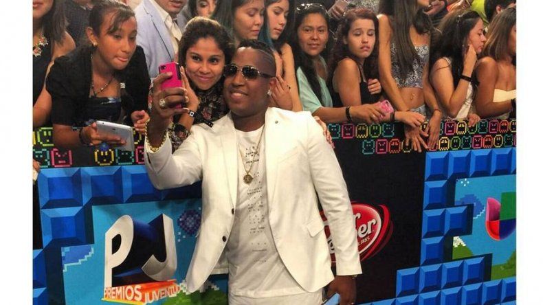El Boy C estuvo en la alfombra roja de los Premios Juventud