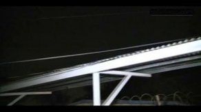 Camión se lleva cuatro postes de luz en Parque Lefevre