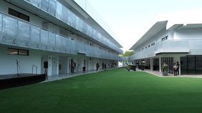 El Liceo Francés Internacional de Panamá tiene capacidad para 900 alumnos desde preescolar hasta duodécimo grado.