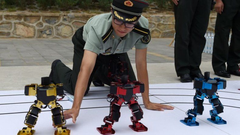 Robots bailan ritmos de Shakira en jornada del ejército chino