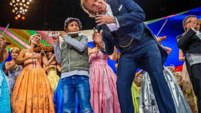 André Rieu obsequia flauta a niño colombiano que animó su concierto en Bogotá