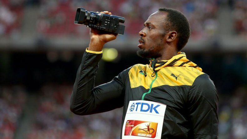 Bolt, improvisado reportero en su propia ceremonia de entrega de medallas