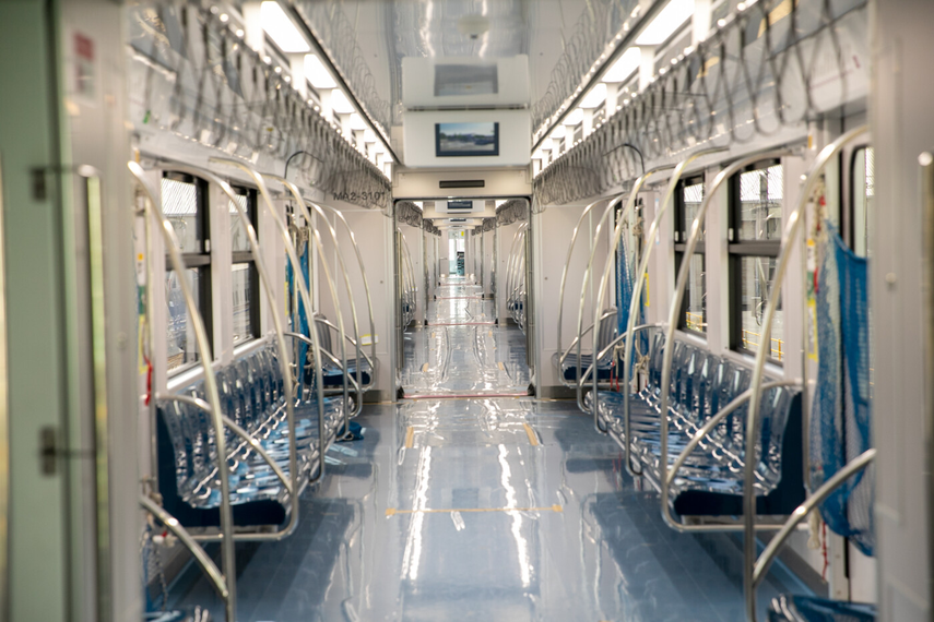 Cada monorriel contará con 250 asientos y agarraderos superiores para los pasajeros que se transporten de pie. Cada monorriel contará con 250 asientos y agarraderos superiores para los pasajeros que se transporten de pie.