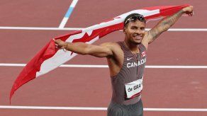 Andre De Grasse se lleva el oro en 200 m planos en Tokio 2020.