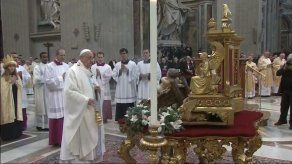 Papa reza por paz en corazones Papa reza por paz en corazones