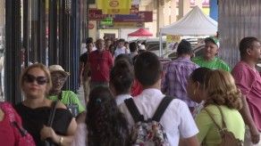 Trabajadores hacen planes para uso del décimo tercer mes