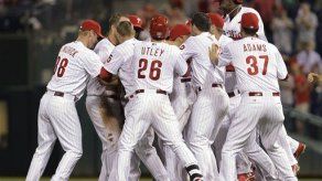 Carlos Ruiz y Young destacan en victoria de Filis