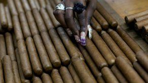 EEUU elimina restricciones al cigarro y ron cubanos