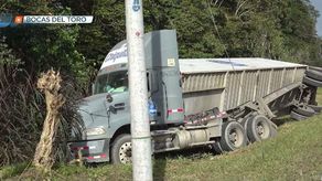 Articulado de empresa bananera se vuelca y deja sin energía a varias comunidades