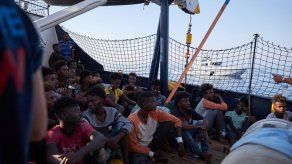 Barco de ONG alemana con 65 inmigrantes pide ayuda médica urgente y un puerto