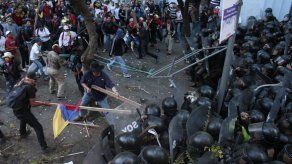 Rechazan deportar a profesora franco-brasileña en Ecuador