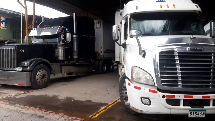 Transportistas de carga realizan cierre en Paso Canoas.