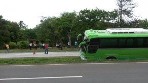 Bus de ruta Veraguas-Panamá terminó metido en una cuneta en Antón