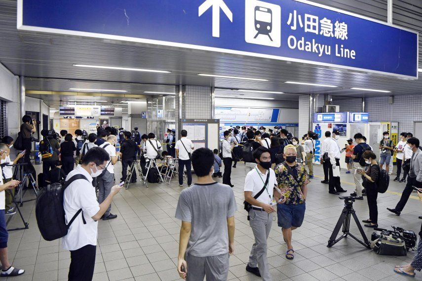 4 pasajeros apuñalados en un tren subterráneo en Tokio