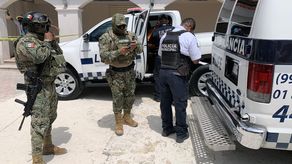 A las instalaciones arribó personal del servicio forense, así como efectivos de la Guardia Nacional, mientras que un helicóptero de la Secretaría de Marina sobrevoló la zona de Cancún.