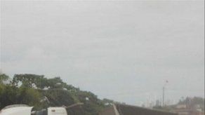 Camión cargado de tierra se vuelca en el Corredor Norte