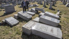 Dañan más de 100 lápidas en cementerio judío en Filadelfia