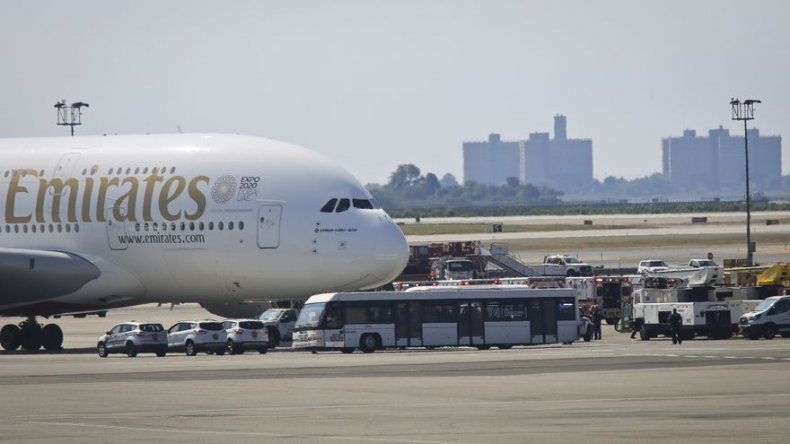 Avión llega a NY con varios pasajeros enfermos de influenza