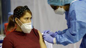 La atleta panameña de Judo Estefani Aguilera es vacunada contra la covid-19, en la Arena Roberto Durán en Ciudad de Panamá.