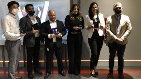 +Móvil y Samsung anunciaron la llegada de los dos nuevos teléfonos inteligentes, el Galaxy Z Fold3 y el Galaxy Z Flip3