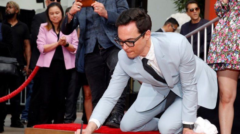 Estrellas de The Big Bang Theory dejan sus huellas en Hollywood