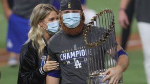 Jugador de Dodgers festeja Serie Mundial pese a dar positivo por coronavirus