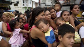 Los ecuatorianos buscan comida y agua tras terremoto