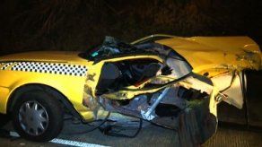 Taxi colisiona con poste en el Corredor Norte