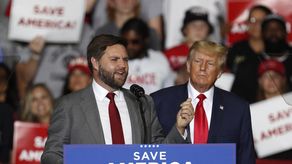 Fotografía del archivo de EFE en donde a parece J.D. Vance, candidato republicano al Senado de Estados Unidos por Ohio, junto al expresidente estadounidense Donald Trump, en el Covelli Centre de Youngstown, el 17 de septiembre del 2022.