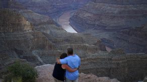 Gran cantidad de ciudades y granjas están a la espera de los estimados sobre del río Colorado para enterarse de los recortes a sus suministros de agua.