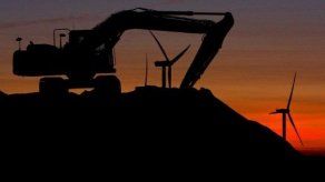 Pasean el ataúd de un empleado en la pala de la excavadora con que trabajaba