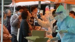 Millones de test en una ciudad china y nuevas restricciones en Europa para frenar contagios