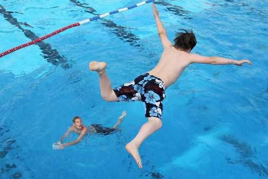 Los zambullidos pueden ocasionar que gotas de agua entren al canal auditivo