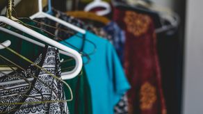 Cómo quitar las manchas de las axilas en la ropa