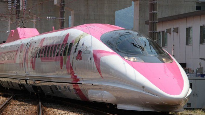 Tren de alta velocidad rosa dedicado a Hello Kitty circulará por Japón