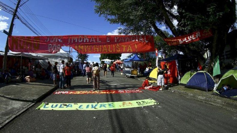 Ataque a tiros a campamento pro-Lula deja heridos y eleva tensión en Curitiba