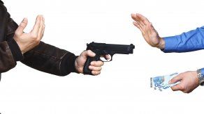 Además de devolver el dinero el hombre le mostró el arma de juguete que había usado.